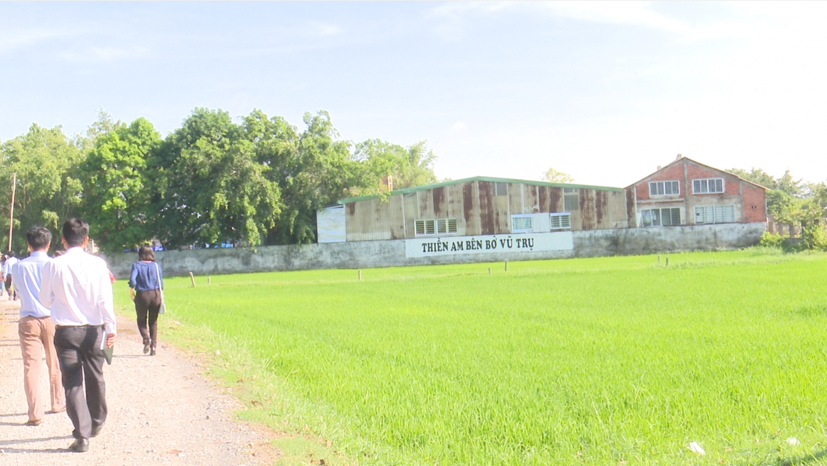 Ông Liêu Văn Bùng - Phó chủ tịch UBND huyện Đức Hòa cho biết tuần tới, đoàn liên ngành sẽ họp đưa ra hướng xử lý phù hợp, yêu cầu chủ hộ bà Cao Thị Cúc thực hiện đúng quy định của pháp luật. (Ảnh nhìn từ xa cơ sở Tịnh thất Bồng Lai được đổi tên thành Thiền am bên bờ vũ trụ. Nguồn: Baolongan)