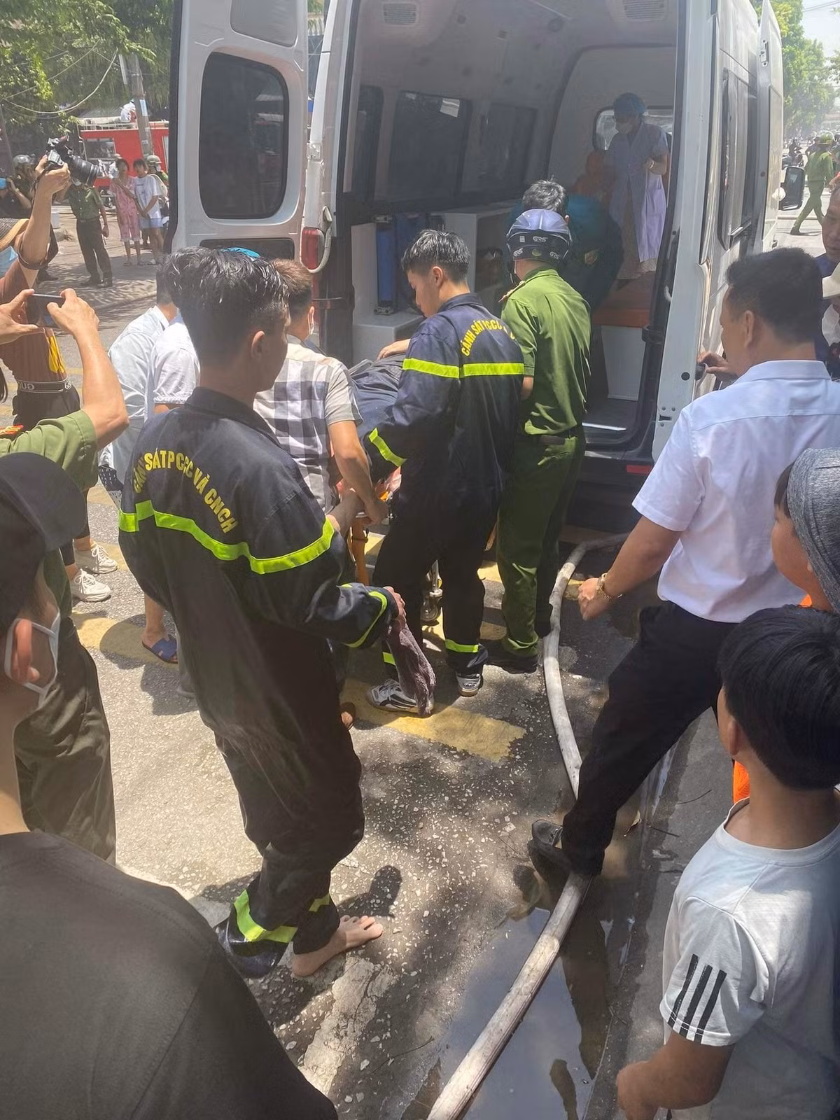 Anh N.V.H. (SN 2000, HKTT tại Huyền Tụng, TP. Bắc Kạn, hiện đang tạm trú tại Minh Khai, TP Phủ Lý), là nhân viên giao nước), bị ngất do ngạt khí và được đưa đi cấp cứu tại Bệnh viện đa khoa tỉnh, đến 12h00 cùng ngày thì tử vong). Đến 11h30 cùng ngày, đám cháy cơ bản đã được khống chế. (Ảnh: Công an tỉnh Hà Nam)