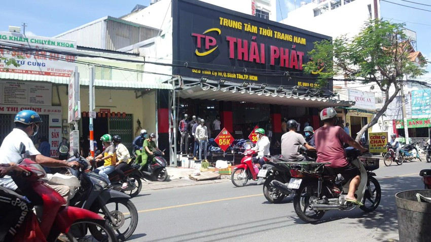  Người đàn ông tử vong trong tư thế treo cổ trong tiệm inox: Sáng 29/6, người dân khu vực đường Tỉnh lộ 10, phường Bình Trị Đông B, quận Bình Tân, TP.HCM phát hiện người đàn ông khoảng 43 tuổi tử vong trong tư thế treo cổ trong tiệm inox nên báo Công an. Theo người dân, nạn nhân cùng vợ thuê căn nhà trên để làm nghề inox từ nhiều năm nay. 