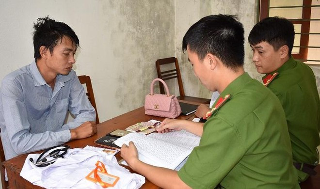  Đột nhập bệnh viện trộm cắp điện thoại của người dân: Trần Ngọc Văn (SN 1990, trú huyện Yên Khánh, Ninh Bình) đã thực hiện 2 vụ trộm cắp 2 điện thoại di động của 2 người khác tại Bệnh viện Sản Nhi tỉnh Ninh Bình. Trị giá tài sản khoảng 14 triệu đồng. Ngày 24/6, Công an TP Ninh Bình cho biết đang áp dụng các biện pháp tố tụng đối với Văn. 