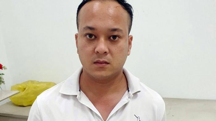  Cắt cây ATM trong khu công nghiệp, lấy trót lọt gần 500 triệu đồng: Trương Văn Phước (29 tuổi, quê Bình Định) che kín mặt, dùng sơn đen xịt vào mắt camera để tránh bị nhận diện rồi phá cây ATM HDBank Long Hậu đặt tại KCN Long Hậu, huyện Cần Giuộc, Long An lấy gần 500 triệu đồng. Ngày 24/6, Công an huyện Cần Giuộc cho biết đã khởi tố, bắt tạm giam Phước. 