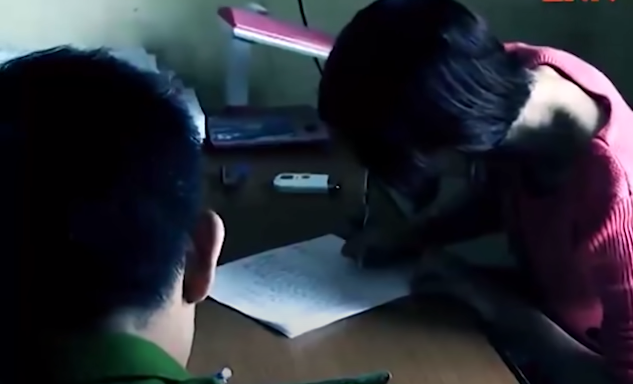 Theo lời trình báo của chị Lê Thị H. đêm rạng sáng cùng ngày trong lúc đang ngủ tại nhà riêng thì bị nam thanh niên đội mũ len bịt mặt, đeo khẩu trang và gang tay đột nhập vào phòng ngủ của chị túm tóc lôi chị sang phòng bên cạnh rồi cưỡng hiếp. 