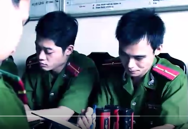 Qua lời khai của P., trong một bữa rượu ngà ngà say hôm ấy, P. nói có một cô gái mới lấy chồng cùng thôn và chồng cô lại đi làm ăn xa. Sau đó, cả bọn cười đùa với nhau rồi nói có dịp sẽ trêu cô gái đấy. Tình tiết trong lời khai của P. đã mở ra nhiều hướng điều tra mới, các trinh sát mở rộng ra những người bạn trong bữa nhậu ngày hôm đó tại nhà P. 