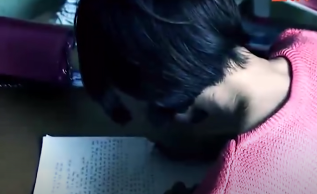 Một người phụ nữ đeo khẩu trang kín mặt như muốn trốn tránh ánh mắt của bà con hàng xóm vội vàng đi xe về trụ sở Công an huyện. Người phụ nữ ấy là chị Lê Thị H. xã Khương Chính, huyện Vĩnh Tường vừa khóc chị H. vừa trình báo với cơ quan Công an về việc bị kẻ lạ mặt đột nhập vào nhà cưỡng hiếp và cướp tài sản.