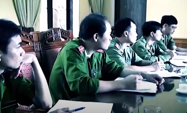 Ngay sau khi nghiên cứu đánh giá kết quả khám nghiệm hiện trường, Công an huyện Vĩnh Tường đã lập chuyện án để tập chung lực lượng, sử dụng các biện pháp đồng bồ nhanh chóng điều tra, làm sáng tỏ. Manh mối duy nhất của vụ án là 1 chiếc dây chuyền bạc, 1 chiếc nhẫn vàng tây, 1 điện thoại di động Nokia của chị H. Tại tất cả các cửa tiệm cầm đồ, cửa hàng kinh doanh vàng bạc trên địa bàn huyện Vĩnh Tường và lân cận cơ quan Công an không phát hiện vật chứng tiêu thụ.