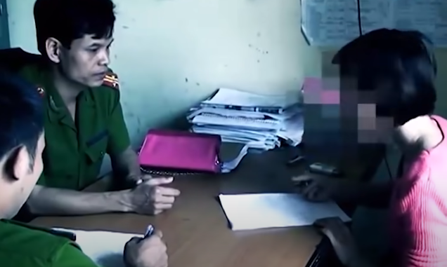 Sau đó, hắn lục soát và lấy đi 1 chiếc dây chuyền bạc, 1 chiếc nhẫn vàng tây, 1 điện thoại di động Nokia và tiếp tục dùng dao khống chế ép chị H. mở ví cướp đi số tiền 2 triệu 017 nghìn đồng và nhanh chóng tẩu thoát. 