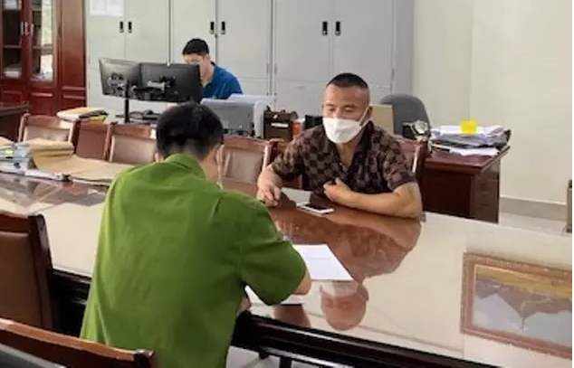  Khởi tố người đàn ông cướp tài liệu từ tay thẩm phán: Ông Trần Xuân Mão (SN 1975, trú TP Hạ Long, Quảng Ninh) quay lại phòng làm việc của Phó Chánh án, Thẩm phán TAND TP Hạ Long xin chụp lại hồ sơ trước đó đã ký rồi cướp và lên ô tô bỏ chạy. Ngày 20/6, Công an tỉnh Quảng Ninh cho biết đã khởi tố bị can, lệnh cấm đi khỏi nơi cư trú đối với ông Mão. 