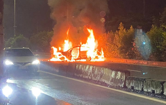  Ô tô bốc cháy sau va chạm, 2 người tử vong: Sáng 20/6, xe ô tô mang BKS: 70A-...55 và xe ô tô mang BKS: 70A-...62 va chạm với nhau trên quốc lộ 22, đoạn qua ấp Hậu, xã Tân Thông Hội, huyện Củ Chi, TP HCM. Sau vụ va chạm, xe ô tô mang BKS: 70A-...62 bốc cháy dữ dội. Hậu quả vụ tai nạn làm người phụ nữ mắc kẹt trong xe tử vong, 1 người đàn ông tử vong trên đường đi cấp cứu. 