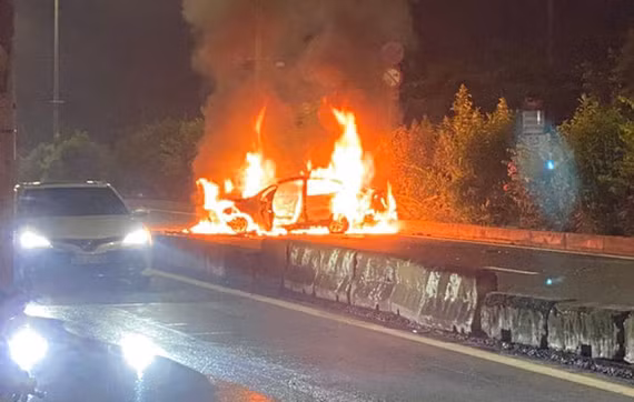  Ô tô bốc cháy sau va chạm, 2 người tử vong: Sáng 20/6, xe ô tô mang BKS: 70A-...55 và xe ô tô mang BKS: 70A-...62 va chạm với nhau trên quốc lộ 22, đoạn qua ấp Hậu, xã Tân Thông Hội, huyện Củ Chi, TP HCM. Sau vụ va chạm, xe ô tô mang BKS: 70A-...62 bốc cháy dữ dội. Hậu quả vụ tai nạn làm người phụ nữ mắc kẹt trong xe tử vong, 1 người đàn ông tử vong trên đường đi cấp cứu. 