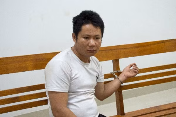  Bị bảo vệ công trình phát hiện ăn trộm, gã trai ra tay giết người: Trong lúc đột nhập vào công trình ở huyện Xuyên Mộc, Bà Rịa – Vũng Tàu để thực hiện hành vi trộm cắp tài sản, Dương Đệ Hoàng (30 tuổi, trú tại Lệ Thủy, Quảng Bình) bị ông Nguyễn Đình Thăng (45 tuổi, công nhân làm việc tại công trình) phát hiện. Hoàng sau đó dùng hung khí tấn công khiến nạn nhân tử vong. 