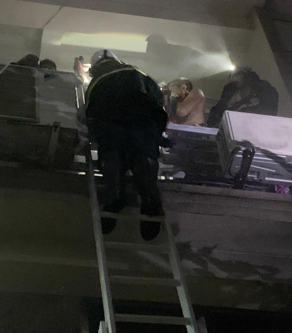 Công an quận Hai Bà Trưng điều động 2 xe chữa cháy, cùng 15 chiến sĩ nhanh chóng có mặt tại hiện trường tổ chức chữa cháy và triển khai cứu 4 người trong gia đình thoát nạn an toàn. Đến 4h40 đám cháy được dập tắt hoàn toàn.