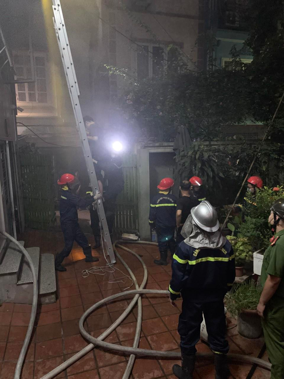 Ha Noi: Gia dinh 4 nguoi bi mac ket trong dam chay luc rang sang-Hinh-2