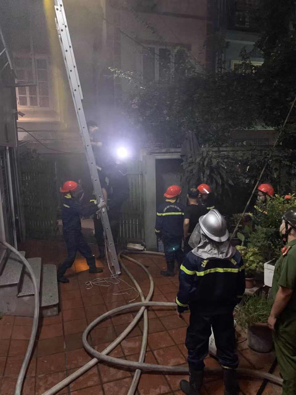 Ha Noi: Gia dinh 4 nguoi bi mac ket trong dam chay luc rang sang-Hinh-2