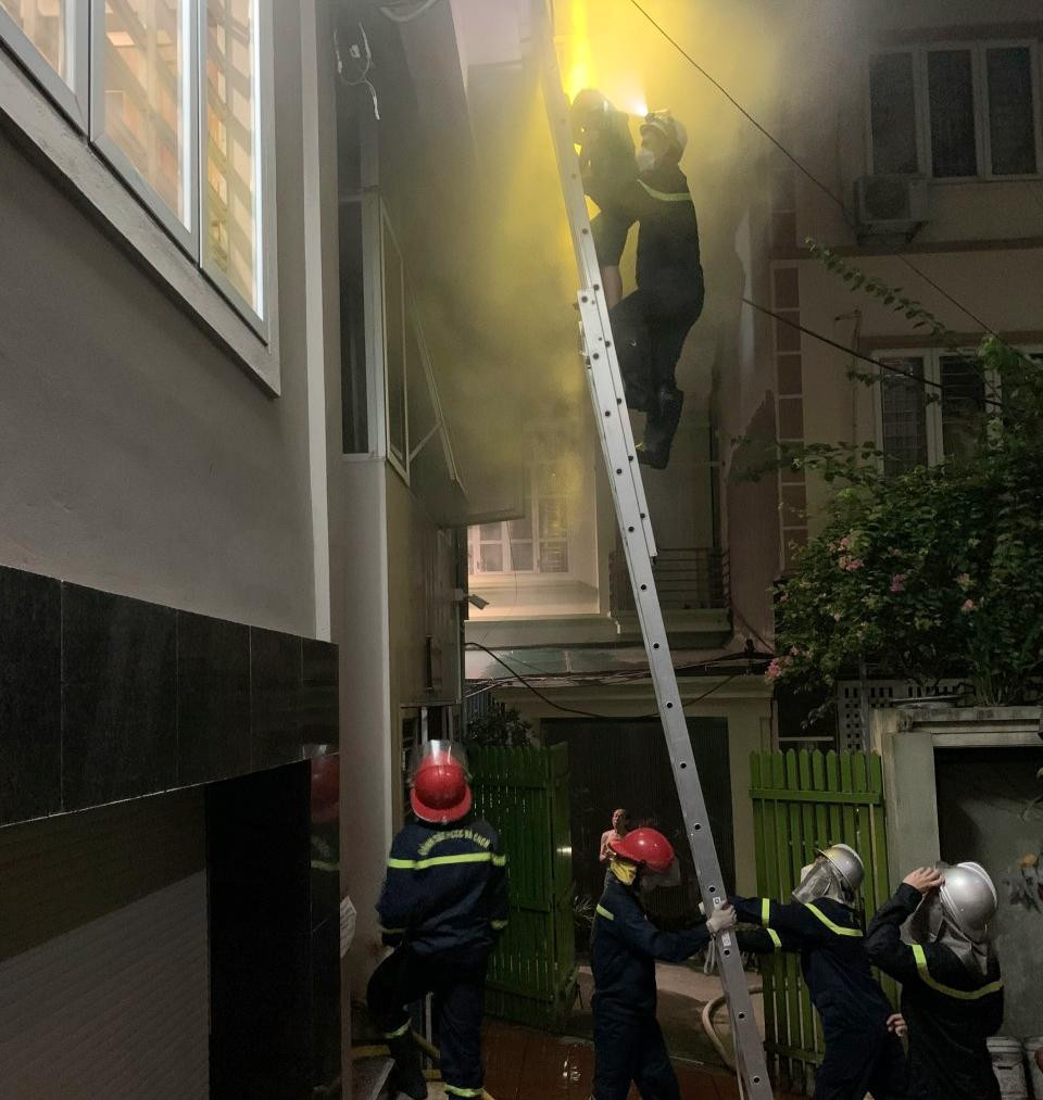 Ngọn lửa được xác định lan ra từ bếp tầng 2 của ngôi nhà. Hiện, vụ gia đình 4 người bị mắc kẹt trong đám cháy lúc rạng sáng đang được cơ quan chức năng điều tra, làm rõ.