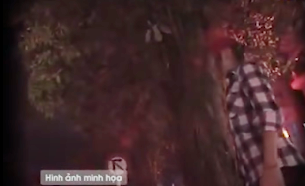 Mọi chuyện theo các đối tượng giải thích, phải đến chỗ kín đáo mới chuộc được điện thoại. Nhẹ dạ, M. vẫn đi theo. Long đưa M. đến một ngọn đồi thuộc địa phận xã Hướng Đạo, huyện Tam Dương. Thấy nơi đây vắng tanh người qua lại, M. đã chột dạ. Nhưng cô không thể quay lại được vì kẻ tự xưng là người đã cướp điện thoại di động của cô. Hắn nói rằng cần phải vào bên trong mới lấy được điện thoại.