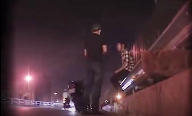 Không nói với ai, chị M. đã đến địa điểm tên cướp hẹn gặp để chuyển tiền chuộc điện thoại. Nhưng chỉ có một người lái xe ôm đến, nói với cô gái được một người thuê chở cô đến điểm hẹn. M. đồng ý. Đến địa điểm mà người lái xe ôm đưa tới, M. lại gặp một thanh niên, tự xưng là Long, bạn của tên cướp, được cử đến đưa tiếp cô đến một chỗ hẹn khác.