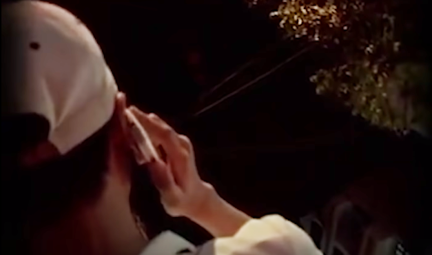 Và cũng rất trơ tráo, tên kia đã thừa nhận mình vừa cướp giật điện thoại của chị M., yêu cầu chị muốn lấy lại thì phải chuộc 3 triệu đồng. Hai bên thống nhất địa điểm và thời gian sẽ gặp nhau để chuộc điện thoại. Tên cướp yêu cầu chị M. phải đi một mình, không được báo Công an, nếu không sẽ không bao giờ nhận lại được điện thoại của mình…