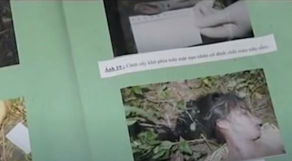 Người nhà cho biết nạn nhân đã bị lấy đi một đôi bông tai đeo, sau đó thủ phạm còn vào nhà lục soát lấy đi 1 chỉ vàng vào khoảng 4 triệu đồng. Tại nhà của nạn nhân, cơ quan chức năng cũng thu được nhiều dấu vết như đường vân nghi ngờ hung thủ để lại.