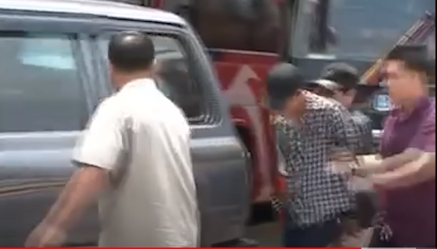 Một mẻ lưới được giăng ra ngay tại bến xe khách liên tỉnh trên địa bàn huyện Ea H'leo, tỉnh Đắk Lắk. Các trinh sát đã nhanh chóng vào vai các thành phần khác nhau ở bến xe. Mọi con mắt đều hướng vào hành khách đi trên chuyến xe đường dài trên chuyến xe Miền Đông về huyện Ea H'leo. Khi đối tượng Tình vừa đặt chận xuống bến xe thì bị lực lượng chức năng ập vào bắt giữ.