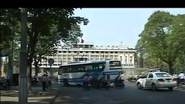 Tuy nhiên, do địa bàn TP HCM quá rộng nên đối tượng lại di biến rất khó truy lùng. Để bắt nhanh hung thủ tổ trinh sát đã sử dụng linh hoạt các biện pháp nghiệp vụ và nhờ sự hỗ trợ của các công an tỉnh bạn bằng một biện pháp nghiệp vụ khôn khéo các trinh sát đã buộc đối tượng Tình phải quay về lại Đắk Lắk.