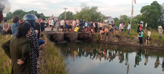  Nữ sinh lớp 8 đuối nước khi tắm kênh: Ngày 23/6, thông tin từ xã Cẩm Thành, huyện Cẩm Xuyên, Hà Tĩnh cho biết, chiều 22/3, em L.H.L. (14 tuổi, trú tại địa phương, học lớp 8 tại trường THCS Đại Thành) cùng nhóm bạn khoảng 4 người rủ nhau ra kênh chính Kẻ Gỗ để tắm không may em L. bị đuối nước tử vong. 