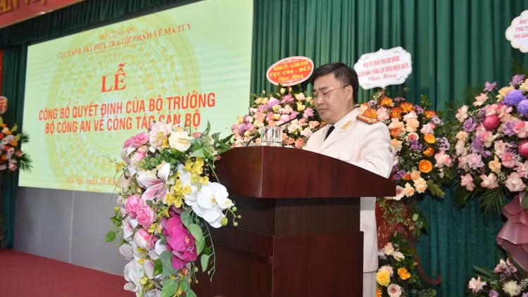 Đại tá Nguyễn Đức Tuấn, quê quán Triệu Phước, Triệu Phong, Quảng Trị, tốt nghiệp khóa D19 Đại học Cảnh sát nhân dân (nay là Học viện Cảnh sát nhân dân) năm 1998.