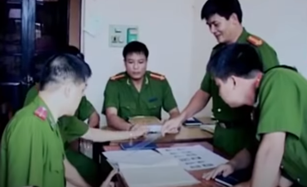 Tiến hành truy xét nóng, cơ quan điều tra đã tập trung rà soát nhân chứng, hiện trường. Hàng trăm đối tượng đã được gọi hỏi, xác minh thận trọng về việc sử dụng thời gian và được loại khỏi diện nghi vấn, kẻ thủ ác vẫn chưa lộ diện, như trêu ngươi mọi nỗ lực của họ. Bằng nhiều biện pháp nghiệp vụ, cuối cùng thông tin về Nguyễn Trọng Quỳnh (SN 1990, ở gần nhà nạn nhân) trước đây đã có lần dùng xà beng phá két nhà chị gái hắn để lấy trộm tiền đã "đến tai" tổ làm án.