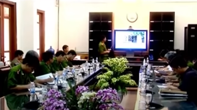 Đi sâu nghiên cứu, các trinh sát được biết trước đây, đã có lần Quỳnh đến nhà bà Ký để chơi với cháu của nạn nhân. Bản thân hắn hiện không có nghề nghiệp ổn định, lại đàm mê cờ bạc nên là con nợ của nhiều người. Có tin các chủ nợ đang tìm Quỳnh đòi nợ gắt gao. Thế nhưng mấy ngày sau khi vụ thảm án xảy ra, Quỳnh tiền nong rủng rỉnh, ăn tiêu thoải mái, có tiền trả nợ cờ bạc và chuộc xe máy cho người anh rể mà hắn đã đem cắm trước đó. Khi cơ quan điều tra tiến hành rà soát tại địa bàn, Quỳnh tỏ ra bồn chồn, quan tâm, lo lắng. Với những biểu hiện "lâm sàng" như trên, Quỳnh là "lựa chọn" số 1 của Ban chuyên án.