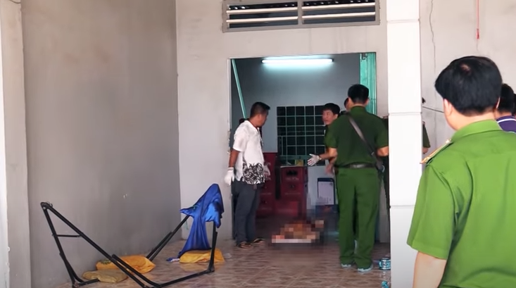 Qua khám nghiệm tử thi cho thấy, trên tử thi của bà Đào Thị Thu Cúc có 2 vết chém trên cổ phía trước, từ trái qua phải gây tử vong. Trong khi đó, trên thi thể em Trần Thị Quỳnh Nhi có 2 vết chém sau gáy, 18 vết đâm trên người. Trong đó, có vết đâm thủng tim, phổi dẫn đến tử vong.