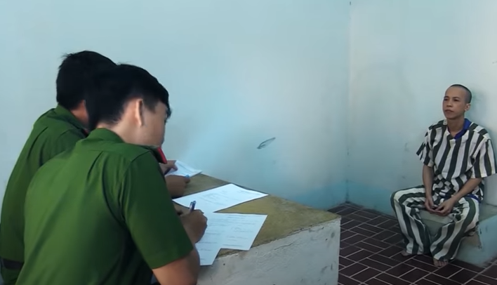 Nghĩ là làm, Luận chuẩn bị tuốc nơ vít tự chế, mã tấu và dao Thái Lan rồi di chuyển đến nhà bà Cúc lúc 3h sáng 24/4/2019. Tại đây, Luận đột nhập vào nhà qua mái tôn. Khi đã vào được bên trong nhà, Luận thấy bà Cúc thức dậy, liền lao tới dùng mã tấu chém bà Cúc chết tại chỗ.