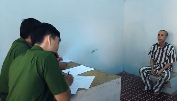 Nghĩ là làm, Luận chuẩn bị tuốc nơ vít tự chế, mã tấu và dao Thái Lan rồi di chuyển đến nhà bà Cúc lúc 3h sáng 24/4/2019. Tại đây, Luận đột nhập vào nhà qua mái tôn. Khi đã vào được bên trong nhà, Luận thấy bà Cúc thức dậy, liền lao tới dùng mã tấu chém bà Cúc chết tại chỗ.