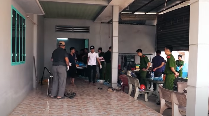 Đối với tử thi nhỏ tuổi nhất là bé Nguyễn Thị Bảo Trân có 25 vết thương trên người. Trong đó có 11 vết chém ở vùng mặt, cổ và 14 vết đâm trên người gây thủng tim, phổi dẫn đến tử vong.Tại hiện trường, Công an thu giữ 1 dao Thái Lan, 1 dao quắm và 15m dây kẽm dùng để khóa các phòng trọ gần nhà bà Cúc.