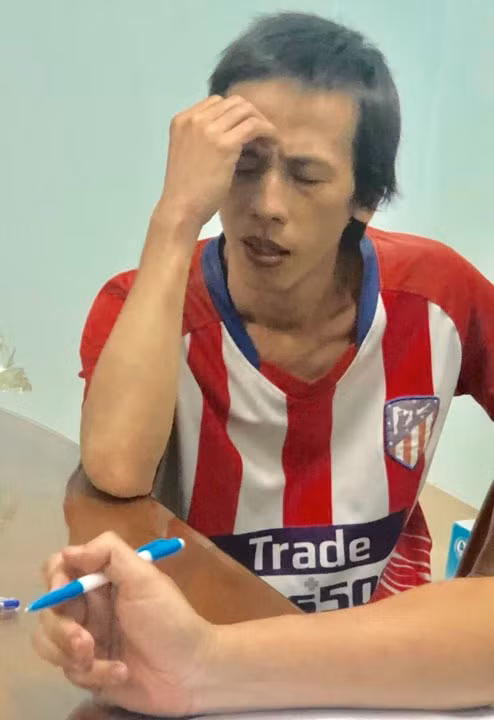 Trong đó, Luận là đối tượng nghiện ma túy, cờ bạc, trên người có một số dấu hiệu của việc xảy ra xô xát mới. Riêng đối với đối tượng còn lại có sự nghi vấn bất minh về thời gian di chuyển, vắng mặt bất ngờ. Qua các biện pháp đấu tranh nghiệp vụ, đến 3h sáng 25/4/2019, Công an đã bắt giữ Trần Trọng Luận.