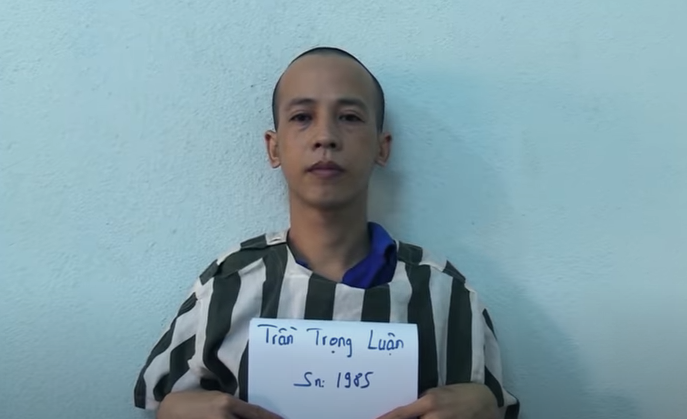 Tại cơ quan Công an, Luận khai nhận: vào ngày 23/4/2019, sau khi đánh bạc thua tiền, Luận chán nản muốn tự tử nhưng bỗng dưng nhớ lại chuyện trước đó có lần đến nhà bà Cúc uống cà phê thì em Trần Thị Quỳnh Nhi (con gái bà Cúc) có lời nói, thái độ khinh thường Luận. Do đó, Luận nghĩ đến việc sẽ sát hại Nhi cho hả giận.