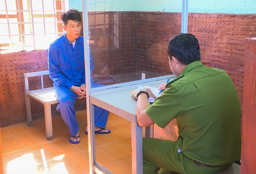  Vừa ra tù đã giả danh Công an để lừa đảo chiếm đoạt tài sản: Vừa ra tù, Nguyễn Văn Nhân (SN: 1999, ngụ xã Phú Thịnh, huyện Tam Bình, tỉnh Vĩnh Long) đã gọi điện thoại cho mẹ của một bạn tù ở huyện Trà Ôn xưng là Công an và yêu cầu chuyển tiền, sau đó chiếm đoạt. Ngày 22/6, Công an huyện Trà Ôn cho biết đã khởi tố, bắt tạm giam Nhân. 