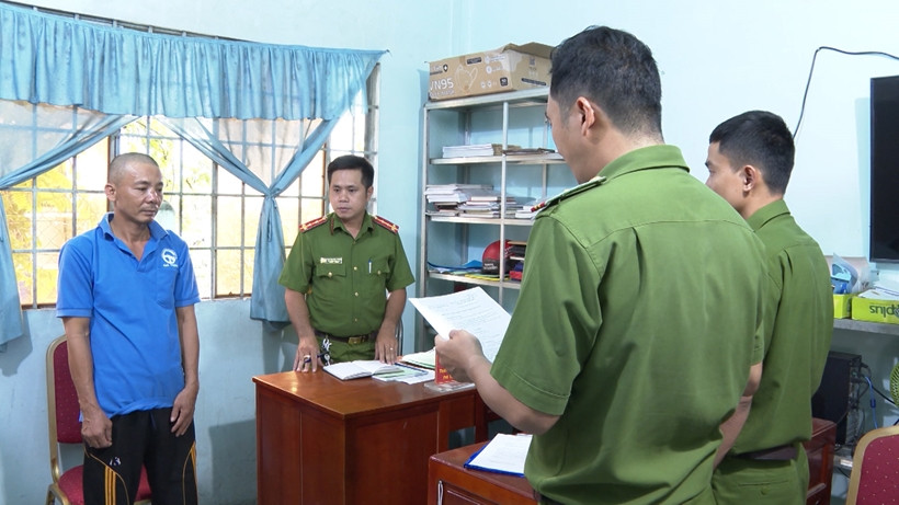  Đâm chết người vì đi đòi món nợ 1,7 triệu đồng giùm bạn: Trong lúc nhậu với bạn và nghe nói có cho người khác mượn 1,7 triệu đồng nhưng mãi không đòi được, Lê Thái Dương (SN: 1980, ngụ xã Long Phú, huyện Tam Bình, tỉnh Vĩnh Long) sau đó đi đòi nợ giúp và dùng dao đâm chết người. Ngày 22/6, Công an tỉnh Vĩnh Long cho biết đang tạm giữ đối tượng này để điều tra, làm rõ. 