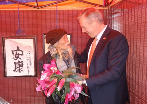 Ngài đại sứ tặng hoa cho Tiến sĩ Cung Khắc Lược.