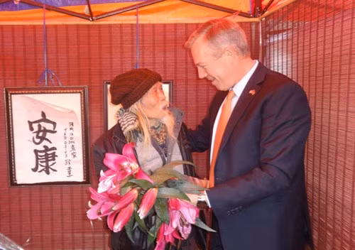 Ngài đại sứ tặng hoa cho Tiến sĩ Cung Khắc Lược.