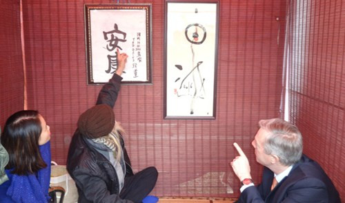 Thầy Lược chọn chữ “An Khang” để cùng ông Osius viết vào dịp gặp gỡ đặc biệt này.