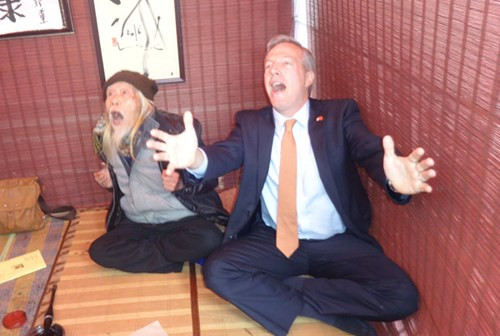 Ông Osius cho hay, sau thời gian học thư pháp, ông nhận thấy tư thế ngồi rất quan trọng nếu muốn viết được chữ đẹp, có hồn.