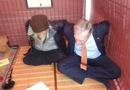 Hoàn thành buổi viết thư pháp, ông Osius cùng thầy Lược thực hiện các động tác thư giãn.