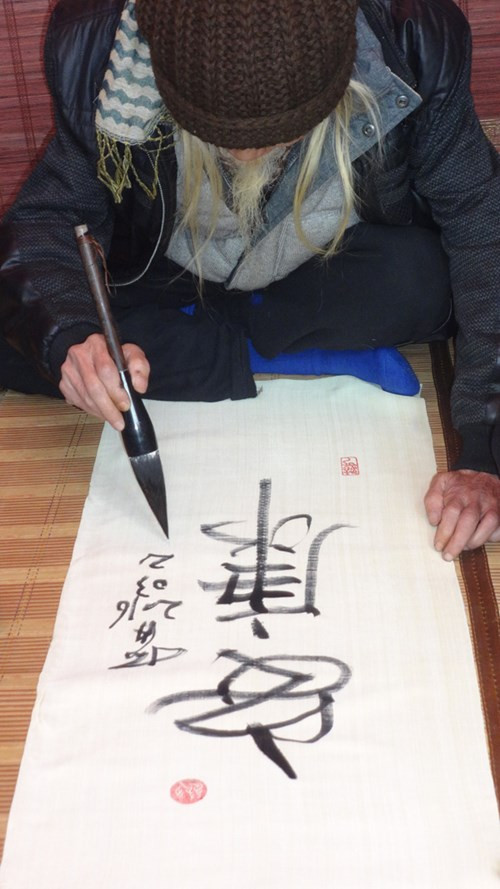 Sau đó, Tiến sĩ Cung Khắc Lược dành tặng cho toàn thể nhân viên Đại sứ quán Hoa Kỳ ở Việt Nam không thể có mặt tại buổi gặp gỡ.