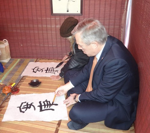 Theo Tiến sĩ Cung Khắc Lược, “An Khang” có nghĩa bình an và khỏe mạnh. Cụ mong muốn qua chữ viết này gửi lời chúc an khang đến mọi người, mọi nhà và xa hơn là mọi quốc gia trong năm mới.