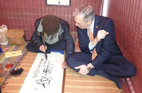 Ngài đại sứ chăm chú theo dõi thầy Lược "múa" bút, thỉnh thoảng lại thốt ra lời khen bằng tiếng Việt "siêu đẹp".