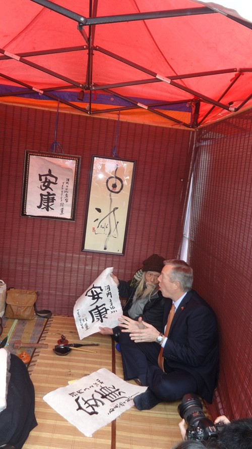 Thầy Lược tặng chữ "An Khang" cho ông Ted Osius cùng gia đình kèm theo lời chúc năm mới tốt lành nhất.