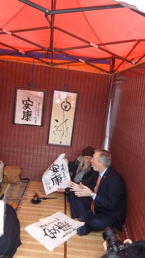 Thầy Lược tặng chữ "An Khang" cho ông Ted Osius cùng gia đình kèm theo lời chúc năm mới tốt lành nhất.