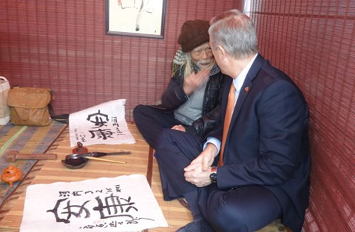 Bỏ qua khoảng cách tuổi tác, quốc tịch, thầy Lược và ông Osius trò chuyện rất thân mật, thoải mái.