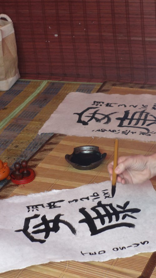 Chữ viết của ngài đại sứ nhận được lời khen ngợi của thầy Lược.