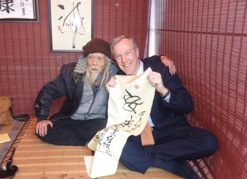 Ông Osius rất vui khi nhận món quà ý nghĩa từ thầy Lược. Ông cho biết, rất quý và trân trọng tình cảm của bậc thầy thư pháp.