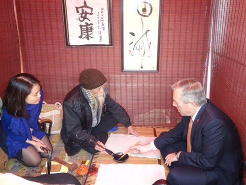 Cuộc gặp mặt diễn ra trong thân tình, vui vẻ. Được biết, trước đây ông Osius từng học viết thư pháp với thầy Lược.